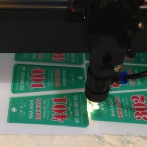 Công nghệ sản xuất móc khóa mica cắt laser siêu nhanh bền đẹp