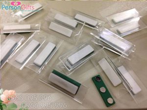 làm thẻ tên mica uốn thay đuổi được tên cài ghim, cài nam châm