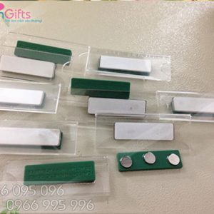 làm thẻ tên mica uốn thay đuổi được tên cài ghim, cài nam châm