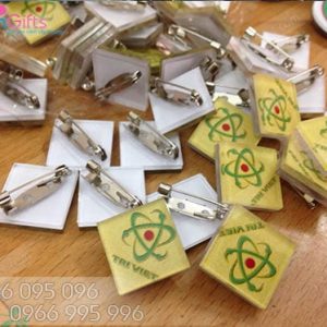 Làm huy hiệu mica in ảnh in logo giá rẻ nhất Hà Nội