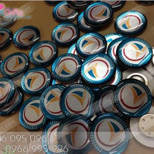 In huy hiệu làm huy hiệu mica phủ keo thủy tinh cài nam châm đẳng cấp giá rẻ