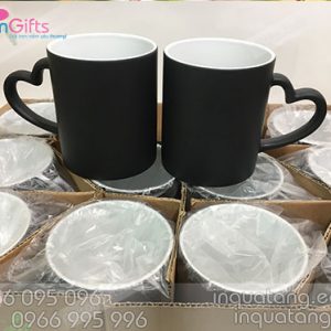 Phôi cốc đổi màu in chuyển nhiệt màu đen, in ảnh quai tim
