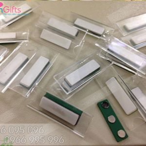 Làm bảng tên nhân viên mica uốn thay đổi tên