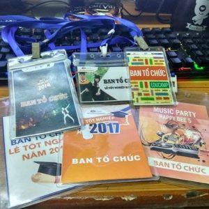 Kích thước bảng tên nhân viên ban tổ chức