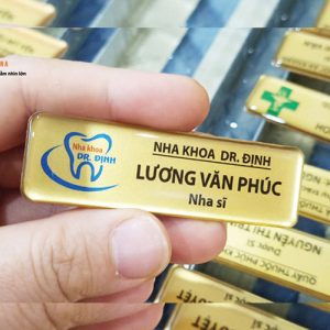 Mẫu bảng tên nhân viên y tế đẹp