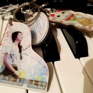 Móc khóa acrylic cắt theo hình dương cầm